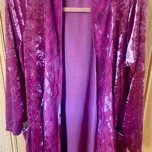 🩷GORGEOUS🩷pinkish velvet kimono type jacket with lace insert and detail.
